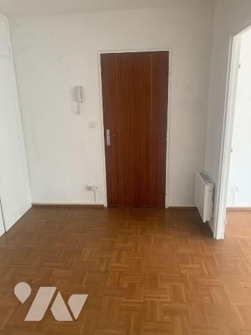 Appartement type III offrant:
 Hall d'entrée avec vestiaire, séjour donnant sur balcon, cuisin...