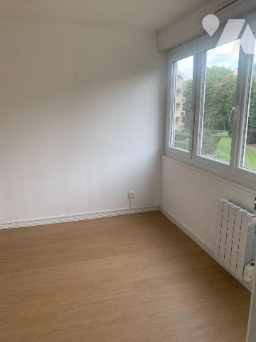 Appartement type III offrant:
 Hall d'entrée avec vestiaire, séjour donnant sur balcon, cuisin...
