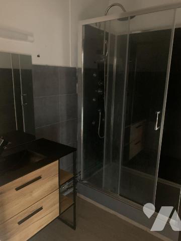 Appartement type III offrant:
 Hall d'entrée avec vestiaire, séjour donnant sur balcon, cuisin...