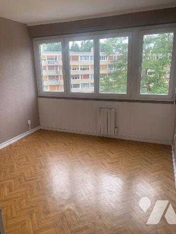 Appartement type III offrant:
 Hall d'entrée avec vestiaire, séjour donnant sur balcon, cuisin...