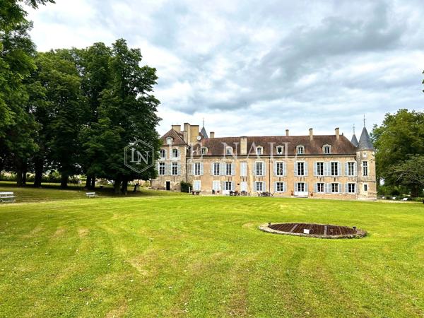 Château des XVe et XVIIIe siècles en Bourgogne