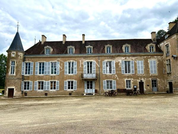 Château des XVe et XVIIIe siècles en Bourgogne