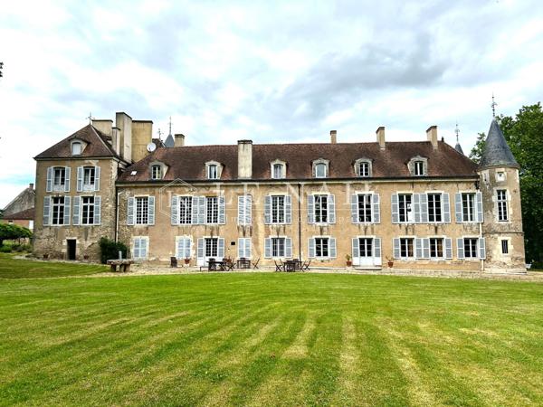 Château des XVe et XVIIIe siècles en Bourgogne