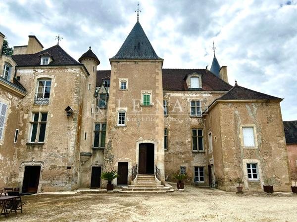 Château des XVe et XVIIIe siècles en Bourgogne
