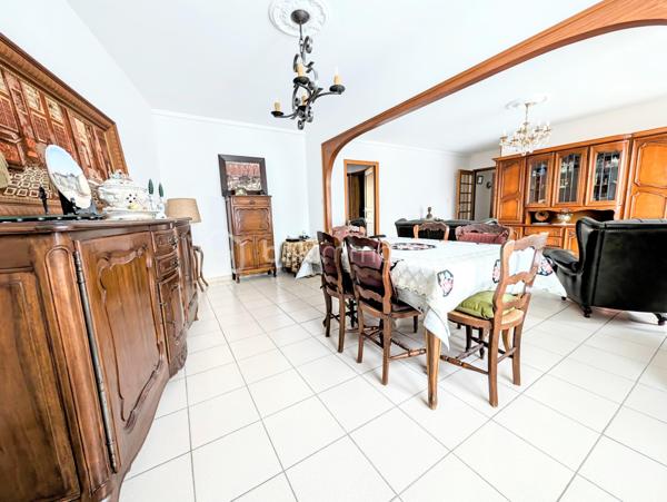 ✨ REIMS – FACE AU MANÈGE – ÉLÉGANCE, ESPACE & EMPLACEMENT PRIVILÉGIÉ ✨
Coup de cœur assuré pour cet agréable appartement T4 de 90,36 m², idéalement situé au cœur de Reims, dans un environnement recherché et particulièrement pratique au quotidien.
Installé au 3ᵉ étage sur 4 avec ascenseur, au sein d’une résidence parfaitement entretenue, cet appartement séduit dès les premiers instants par ses volumes, sa fonctionnalité et son emplacement exceptionnel.

🏡 UN INTÉRIEUR SPACIEUX ET ÉVOLUTIF
L’appartement offre actuellement deux belles chambres, avec la possibilité très intéressante de créer facilement une troisième chambre selon vos besoins et votre projet.
Vous disposerez également de :

Une agréable pièce de vie offrant de beaux volumes et donnant accès au balcon
Une cuisine fonctionnelle et entièrement équipée comprenant plaque vitrocéramique, four, four à micro-ondes, réfrigérateur-congélateur, lave-linge et hotte
La possibilité d’installer un lave-vaisselle
Une salle de douche
Un WC indépendant
Une grande pièce dressing avec miroir
Trois autres grands espaces de rangement/dressings, situés notamment dans l’entrée, la cuisine et la chambre parentale
L’organisation de l’appartement permet ainsi de profiter d’un intérieur particulièrement fonctionnel, avec de nombreux rangements, un véritable atout au quotidien.

🚗 UN STATIONNEMENT ET UNE CAVE AUX POSSIBILITÉS RARES
L’appartement bénéficie d'une place de parking couverte en sous-sol, un véritable confort dans ce secteur.
Autre avantage particulièrement intéressant : une grande cave électrifiée, située juste à côté de l’emplacement de stationnement.
Elle dispose de son propre éclairage ainsi que de prises électriques, offrant ainsi la possibilité,  d’envisager l’installation d’une borne de recharge pour véhicule électrique reliée au logement.
Un local à vélos complète également les prestations.
La résidence bénéficie par ailleurs de deux accès permettant l’entrée et la sortie sur (le boulevard du Général Leclerc ou sur la rue caqué) facilitant les déplacements au quotidien. 

🌿 UN EMPLACEMENT EXCEPTIONNEL
Difficile de rêver meilleur emplacement pour profiter pleinement de Reims !
La résidence se situe juste en face du Manège de Reims, dans un environnement à la fois central, vivant et agréable.
Vous serez à seulement :

📍 1 minute à pied du Square de la Patte d’Oie
📍 2 minutes à pied du Jardin d’Horticulture Pierre Schneiter
📍 3 minutes à pied de la Gare de Reims

Un emplacement idéal pour profiter des espaces verts, des transports, de la vie culturelle et de toutes les commodités du centre-ville, tout en bénéficiant d’un accès particulièrement facile à la gare.

💰 DES CHARGES COMPRENANT DE NOMBREUX SERVICES
Taxe foncière : 1 900 € / an
Charges de copropriété : environ 2 400 € / an, comprenant notamment :

Eau froide
Nettoyage de la résidence plusieurs fois par semaine
Syndic professionnel
Ordures ménagères
Ascenseur
Assurances diverses de la copropriété
Électricité des parties communes

Côté chauffage, l’appartement dispose d'un chauffage au sol dans le salon, complété par des appareils de chauffage électrique dans les autres pièces.
DPE : C
GES : B

❤️ UN APPARTEMENT QUI COCHE TOUTES LES CASES
90,36 m², deux chambres avec possibilité d’en créer une troisième, balcon, nombreux dressings, cave électrifiée, parking couvert, ascenseur, local vélo et surtout un emplacement exceptionnel à quelques minutes de la gare et des plus beaux espaces verts du secteur.
Que vous recherchiez votre future résidence principale, un pied-à-terre rémois ou un bien offrant un potentiel d’évolution, cet appartement mérite véritablement votre attention.
Une belle opportunité dans un secteur recherché de Reims, où l’emplacement, les volumes et les possibilités d’aménagement se conjuguent à merveille.

📞 À découvrir sans tarder !