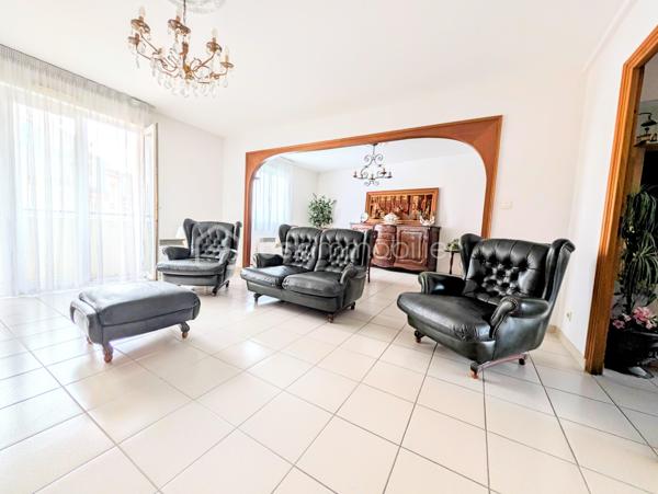 ✨ REIMS – FACE AU MANÈGE – ÉLÉGANCE, ESPACE & EMPLACEMENT PRIVILÉGIÉ ✨
Coup de cœur assuré pour cet agréable appartement T4 de 90,36 m², idéalement situé au cœur de Reims, dans un environnement recherché et particulièrement pratique au quotidien.
Installé au 3ᵉ étage sur 4 avec ascenseur, au sein d’une résidence parfaitement entretenue, cet appartement séduit dès les premiers instants par ses volumes, sa fonctionnalité et son emplacement exceptionnel.

🏡 UN INTÉRIEUR SPACIEUX ET ÉVOLUTIF
L’appartement offre actuellement deux belles chambres, avec la possibilité très intéressante de créer facilement une troisième chambre selon vos besoins et votre projet.
Vous disposerez également de :

Une agréable pièce de vie offrant de beaux volumes et donnant accès au balcon
Une cuisine fonctionnelle et entièrement équipée comprenant plaque vitrocéramique, four, four à micro-ondes, réfrigérateur-congélateur, lave-linge et hotte
La possibilité d’installer un lave-vaisselle
Une salle de douche
Un WC indépendant
Une grande pièce dressing avec miroir
Trois autres grands espaces de rangement/dressings, situés notamment dans l’entrée, la cuisine et la chambre parentale
L’organisation de l’appartement permet ainsi de profiter d’un intérieur particulièrement fonctionnel, avec de nombreux rangements, un véritable atout au quotidien.

🚗 UN STATIONNEMENT ET UNE CAVE AUX POSSIBILITÉS RARES
L’appartement bénéficie d'une place de parking couverte en sous-sol, un véritable confort dans ce secteur.
Autre avantage particulièrement intéressant : une grande cave électrifiée, située juste à côté de l’emplacement de stationnement.
Elle dispose de son propre éclairage ainsi que de prises électriques, offrant ainsi la possibilité,  d’envisager l’installation d’une borne de recharge pour véhicule électrique reliée au logement.
Un local à vélos complète également les prestations.
La résidence bénéficie par ailleurs de deux accès permettant l’entrée et la sortie sur (le boulevard du Général Leclerc ou sur la rue caqué) facilitant les déplacements au quotidien. 

🌿 UN EMPLACEMENT EXCEPTIONNEL
Difficile de rêver meilleur emplacement pour profiter pleinement de Reims !
La résidence se situe juste en face du Manège de Reims, dans un environnement à la fois central, vivant et agréable.
Vous serez à seulement :

📍 1 minute à pied du Square de la Patte d’Oie
📍 2 minutes à pied du Jardin d’Horticulture Pierre Schneiter
📍 3 minutes à pied de la Gare de Reims

Un emplacement idéal pour profiter des espaces verts, des transports, de la vie culturelle et de toutes les commodités du centre-ville, tout en bénéficiant d’un accès particulièrement facile à la gare.

💰 DES CHARGES COMPRENANT DE NOMBREUX SERVICES
Taxe foncière : 1 900 € / an
Charges de copropriété : environ 2 400 € / an, comprenant notamment :

Eau froide
Nettoyage de la résidence plusieurs fois par semaine
Syndic professionnel
Ordures ménagères
Ascenseur
Assurances diverses de la copropriété
Électricité des parties communes

Côté chauffage, l’appartement dispose d'un chauffage au sol dans le salon, complété par des appareils de chauffage électrique dans les autres pièces.
DPE : C
GES : B

❤️ UN APPARTEMENT QUI COCHE TOUTES LES CASES
90,36 m², deux chambres avec possibilité d’en créer une troisième, balcon, nombreux dressings, cave électrifiée, parking couvert, ascenseur, local vélo et surtout un emplacement exceptionnel à quelques minutes de la gare et des plus beaux espaces verts du secteur.
Que vous recherchiez votre future résidence principale, un pied-à-terre rémois ou un bien offrant un potentiel d’évolution, cet appartement mérite véritablement votre attention.
Une belle opportunité dans un secteur recherché de Reims, où l’emplacement, les volumes et les possibilités d’aménagement se conjuguent à merveille.

📞 À découvrir sans tarder !