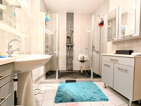 ✨ REIMS – FACE AU MANÈGE – ÉLÉGANCE, ESPACE & EMPLACEMENT PRIVILÉGIÉ ✨
Coup de cœur assuré pour cet agréable appartement T4 de 90,36 m², idéalement situé au cœur de Reims, dans un environnement recherché et particulièrement pratique au quotidien.
Installé au 3ᵉ étage sur 4 avec ascenseur, au sein d’une résidence parfaitement entretenue, cet appartement séduit dès les premiers instants par ses volumes, sa fonctionnalité et son emplacement exceptionnel.

🏡 UN INTÉRIEUR SPACIEUX ET ÉVOLUTIF
L’appartement offre actuellement deux belles chambres, avec la possibilité très intéressante de créer facilement une troisième chambre selon vos besoins et votre projet.
Vous disposerez également de :

Une agréable pièce de vie offrant de beaux volumes et donnant accès au balcon
Une cuisine fonctionnelle et entièrement équipée comprenant plaque vitrocéramique, four, four à micro-ondes, réfrigérateur-congélateur, lave-linge et hotte
La possibilité d’installer un lave-vaisselle
Une salle de douche
Un WC indépendant
Une grande pièce dressing avec miroir
Trois autres grands espaces de rangement/dressings, situés notamment dans l’entrée, la cuisine et la chambre parentale
L’organisation de l’appartement permet ainsi de profiter d’un intérieur particulièrement fonctionnel, avec de nombreux rangements, un véritable atout au quotidien.

🚗 UN STATIONNEMENT ET UNE CAVE AUX POSSIBILITÉS RARES
L’appartement bénéficie d'une place de parking couverte en sous-sol, un véritable confort dans ce secteur.
Autre avantage particulièrement intéressant : une grande cave électrifiée, située juste à côté de l’emplacement de stationnement.
Elle dispose de son propre éclairage ainsi que de prises électriques, offrant ainsi la possibilité,  d’envisager l’installation d’une borne de recharge pour véhicule électrique reliée au logement.
Un local à vélos complète également les prestations.
La résidence bénéficie par ailleurs de deux accès permettant l’entrée et la sortie sur (le boulevard du Général Leclerc ou sur la rue caqué) facilitant les déplacements au quotidien. 

🌿 UN EMPLACEMENT EXCEPTIONNEL
Difficile de rêver meilleur emplacement pour profiter pleinement de Reims !
La résidence se situe juste en face du Manège de Reims, dans un environnement à la fois central, vivant et agréable.
Vous serez à seulement :

📍 1 minute à pied du Square de la Patte d’Oie
📍 2 minutes à pied du Jardin d’Horticulture Pierre Schneiter
📍 3 minutes à pied de la Gare de Reims

Un emplacement idéal pour profiter des espaces verts, des transports, de la vie culturelle et de toutes les commodités du centre-ville, tout en bénéficiant d’un accès particulièrement facile à la gare.

💰 DES CHARGES COMPRENANT DE NOMBREUX SERVICES
Taxe foncière : 1 900 € / an
Charges de copropriété : environ 2 400 € / an, comprenant notamment :

Eau froide
Nettoyage de la résidence plusieurs fois par semaine
Syndic professionnel
Ordures ménagères
Ascenseur
Assurances diverses de la copropriété
Électricité des parties communes

Côté chauffage, l’appartement dispose d'un chauffage au sol dans le salon, complété par des appareils de chauffage électrique dans les autres pièces.
DPE : C
GES : B

❤️ UN APPARTEMENT QUI COCHE TOUTES LES CASES
90,36 m², deux chambres avec possibilité d’en créer une troisième, balcon, nombreux dressings, cave électrifiée, parking couvert, ascenseur, local vélo et surtout un emplacement exceptionnel à quelques minutes de la gare et des plus beaux espaces verts du secteur.
Que vous recherchiez votre future résidence principale, un pied-à-terre rémois ou un bien offrant un potentiel d’évolution, cet appartement mérite véritablement votre attention.
Une belle opportunité dans un secteur recherché de Reims, où l’emplacement, les volumes et les possibilités d’aménagement se conjuguent à merveille.

📞 À découvrir sans tarder !