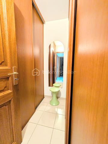 ✨ REIMS – FACE AU MANÈGE – ÉLÉGANCE, ESPACE & EMPLACEMENT PRIVILÉGIÉ ✨
Coup de cœur assuré pour cet agréable appartement T4 de 90,36 m², idéalement situé au cœur de Reims, dans un environnement recherché et particulièrement pratique au quotidien.
Installé au 3ᵉ étage sur 4 avec ascenseur, au sein d’une résidence parfaitement entretenue, cet appartement séduit dès les premiers instants par ses volumes, sa fonctionnalité et son emplacement exceptionnel.

🏡 UN INTÉRIEUR SPACIEUX ET ÉVOLUTIF
L’appartement offre actuellement deux belles chambres, avec la possibilité très intéressante de créer facilement une troisième chambre selon vos besoins et votre projet.
Vous disposerez également de :

Une agréable pièce de vie offrant de beaux volumes et donnant accès au balcon
Une cuisine fonctionnelle et entièrement équipée comprenant plaque vitrocéramique, four, four à micro-ondes, réfrigérateur-congélateur, lave-linge et hotte
La possibilité d’installer un lave-vaisselle
Une salle de douche
Un WC indépendant
Une grande pièce dressing avec miroir
Trois autres grands espaces de rangement/dressings, situés notamment dans l’entrée, la cuisine et la chambre parentale
L’organisation de l’appartement permet ainsi de profiter d’un intérieur particulièrement fonctionnel, avec de nombreux rangements, un véritable atout au quotidien.

🚗 UN STATIONNEMENT ET UNE CAVE AUX POSSIBILITÉS RARES
L’appartement bénéficie d'une place de parking couverte en sous-sol, un véritable confort dans ce secteur.
Autre avantage particulièrement intéressant : une grande cave électrifiée, située juste à côté de l’emplacement de stationnement.
Elle dispose de son propre éclairage ainsi que de prises électriques, offrant ainsi la possibilité,  d’envisager l’installation d’une borne de recharge pour véhicule électrique reliée au logement.
Un local à vélos complète également les prestations.
La résidence bénéficie par ailleurs de deux accès permettant l’entrée et la sortie sur (le boulevard du Général Leclerc ou sur la rue caqué) facilitant les déplacements au quotidien. 

🌿 UN EMPLACEMENT EXCEPTIONNEL
Difficile de rêver meilleur emplacement pour profiter pleinement de Reims !
La résidence se situe juste en face du Manège de Reims, dans un environnement à la fois central, vivant et agréable.
Vous serez à seulement :

📍 1 minute à pied du Square de la Patte d’Oie
📍 2 minutes à pied du Jardin d’Horticulture Pierre Schneiter
📍 3 minutes à pied de la Gare de Reims

Un emplacement idéal pour profiter des espaces verts, des transports, de la vie culturelle et de toutes les commodités du centre-ville, tout en bénéficiant d’un accès particulièrement facile à la gare.

💰 DES CHARGES COMPRENANT DE NOMBREUX SERVICES
Taxe foncière : 1 900 € / an
Charges de copropriété : environ 2 400 € / an, comprenant notamment :

Eau froide
Nettoyage de la résidence plusieurs fois par semaine
Syndic professionnel
Ordures ménagères
Ascenseur
Assurances diverses de la copropriété
Électricité des parties communes

Côté chauffage, l’appartement dispose d'un chauffage au sol dans le salon, complété par des appareils de chauffage électrique dans les autres pièces.
DPE : C
GES : B

❤️ UN APPARTEMENT QUI COCHE TOUTES LES CASES
90,36 m², deux chambres avec possibilité d’en créer une troisième, balcon, nombreux dressings, cave électrifiée, parking couvert, ascenseur, local vélo et surtout un emplacement exceptionnel à quelques minutes de la gare et des plus beaux espaces verts du secteur.
Que vous recherchiez votre future résidence principale, un pied-à-terre rémois ou un bien offrant un potentiel d’évolution, cet appartement mérite véritablement votre attention.
Une belle opportunité dans un secteur recherché de Reims, où l’emplacement, les volumes et les possibilités d’aménagement se conjuguent à merveille.

📞 À découvrir sans tarder !