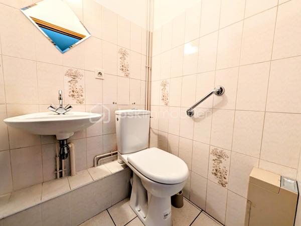 ✨ REIMS – FACE AU MANÈGE – ÉLÉGANCE, ESPACE & EMPLACEMENT PRIVILÉGIÉ ✨
Coup de cœur assuré pour cet agréable appartement T4 de 90,36 m², idéalement situé au cœur de Reims, dans un environnement recherché et particulièrement pratique au quotidien.
Installé au 3ᵉ étage sur 4 avec ascenseur, au sein d’une résidence parfaitement entretenue, cet appartement séduit dès les premiers instants par ses volumes, sa fonctionnalité et son emplacement exceptionnel.

🏡 UN INTÉRIEUR SPACIEUX ET ÉVOLUTIF
L’appartement offre actuellement deux belles chambres, avec la possibilité très intéressante de créer facilement une troisième chambre selon vos besoins et votre projet.
Vous disposerez également de :

Une agréable pièce de vie offrant de beaux volumes et donnant accès au balcon
Une cuisine fonctionnelle et entièrement équipée comprenant plaque vitrocéramique, four, four à micro-ondes, réfrigérateur-congélateur, lave-linge et hotte
La possibilité d’installer un lave-vaisselle
Une salle de douche
Un WC indépendant
Une grande pièce dressing avec miroir
Trois autres grands espaces de rangement/dressings, situés notamment dans l’entrée, la cuisine et la chambre parentale
L’organisation de l’appartement permet ainsi de profiter d’un intérieur particulièrement fonctionnel, avec de nombreux rangements, un véritable atout au quotidien.

🚗 UN STATIONNEMENT ET UNE CAVE AUX POSSIBILITÉS RARES
L’appartement bénéficie d'une place de parking couverte en sous-sol, un véritable confort dans ce secteur.
Autre avantage particulièrement intéressant : une grande cave électrifiée, située juste à côté de l’emplacement de stationnement.
Elle dispose de son propre éclairage ainsi que de prises électriques, offrant ainsi la possibilité,  d’envisager l’installation d’une borne de recharge pour véhicule électrique reliée au logement.
Un local à vélos complète également les prestations.
La résidence bénéficie par ailleurs de deux accès permettant l’entrée et la sortie sur (le boulevard du Général Leclerc ou sur la rue caqué) facilitant les déplacements au quotidien. 

🌿 UN EMPLACEMENT EXCEPTIONNEL
Difficile de rêver meilleur emplacement pour profiter pleinement de Reims !
La résidence se situe juste en face du Manège de Reims, dans un environnement à la fois central, vivant et agréable.
Vous serez à seulement :

📍 1 minute à pied du Square de la Patte d’Oie
📍 2 minutes à pied du Jardin d’Horticulture Pierre Schneiter
📍 3 minutes à pied de la Gare de Reims

Un emplacement idéal pour profiter des espaces verts, des transports, de la vie culturelle et de toutes les commodités du centre-ville, tout en bénéficiant d’un accès particulièrement facile à la gare.

💰 DES CHARGES COMPRENANT DE NOMBREUX SERVICES
Taxe foncière : 1 900 € / an
Charges de copropriété : environ 2 400 € / an, comprenant notamment :

Eau froide
Nettoyage de la résidence plusieurs fois par semaine
Syndic professionnel
Ordures ménagères
Ascenseur
Assurances diverses de la copropriété
Électricité des parties communes

Côté chauffage, l’appartement dispose d'un chauffage au sol dans le salon, complété par des appareils de chauffage électrique dans les autres pièces.
DPE : C
GES : B

❤️ UN APPARTEMENT QUI COCHE TOUTES LES CASES
90,36 m², deux chambres avec possibilité d’en créer une troisième, balcon, nombreux dressings, cave électrifiée, parking couvert, ascenseur, local vélo et surtout un emplacement exceptionnel à quelques minutes de la gare et des plus beaux espaces verts du secteur.
Que vous recherchiez votre future résidence principale, un pied-à-terre rémois ou un bien offrant un potentiel d’évolution, cet appartement mérite véritablement votre attention.
Une belle opportunité dans un secteur recherché de Reims, où l’emplacement, les volumes et les possibilités d’aménagement se conjuguent à merveille.

📞 À découvrir sans tarder !