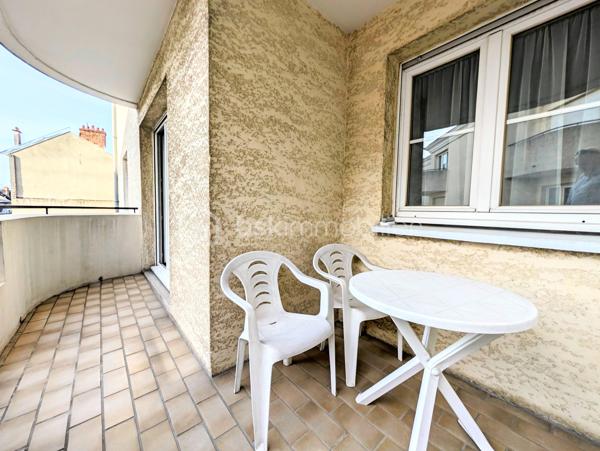 ✨ REIMS – FACE AU MANÈGE – ÉLÉGANCE, ESPACE & EMPLACEMENT PRIVILÉGIÉ ✨
Coup de cœur assuré pour cet agréable appartement T4 de 90,36 m², idéalement situé au cœur de Reims, dans un environnement recherché et particulièrement pratique au quotidien.
Installé au 3ᵉ étage sur 4 avec ascenseur, au sein d’une résidence parfaitement entretenue, cet appartement séduit dès les premiers instants par ses volumes, sa fonctionnalité et son emplacement exceptionnel.

🏡 UN INTÉRIEUR SPACIEUX ET ÉVOLUTIF
L’appartement offre actuellement deux belles chambres, avec la possibilité très intéressante de créer facilement une troisième chambre selon vos besoins et votre projet.
Vous disposerez également de :

Une agréable pièce de vie offrant de beaux volumes et donnant accès au balcon
Une cuisine fonctionnelle et entièrement équipée comprenant plaque vitrocéramique, four, four à micro-ondes, réfrigérateur-congélateur, lave-linge et hotte
La possibilité d’installer un lave-vaisselle
Une salle de douche
Un WC indépendant
Une grande pièce dressing avec miroir
Trois autres grands espaces de rangement/dressings, situés notamment dans l’entrée, la cuisine et la chambre parentale
L’organisation de l’appartement permet ainsi de profiter d’un intérieur particulièrement fonctionnel, avec de nombreux rangements, un véritable atout au quotidien.

🚗 UN STATIONNEMENT ET UNE CAVE AUX POSSIBILITÉS RARES
L’appartement bénéficie d'une place de parking couverte en sous-sol, un véritable confort dans ce secteur.
Autre avantage particulièrement intéressant : une grande cave électrifiée, située juste à côté de l’emplacement de stationnement.
Elle dispose de son propre éclairage ainsi que de prises électriques, offrant ainsi la possibilité,  d’envisager l’installation d’une borne de recharge pour véhicule électrique reliée au logement.
Un local à vélos complète également les prestations.
La résidence bénéficie par ailleurs de deux accès permettant l’entrée et la sortie sur (le boulevard du Général Leclerc ou sur la rue caqué) facilitant les déplacements au quotidien. 

🌿 UN EMPLACEMENT EXCEPTIONNEL
Difficile de rêver meilleur emplacement pour profiter pleinement de Reims !
La résidence se situe juste en face du Manège de Reims, dans un environnement à la fois central, vivant et agréable.
Vous serez à seulement :

📍 1 minute à pied du Square de la Patte d’Oie
📍 2 minutes à pied du Jardin d’Horticulture Pierre Schneiter
📍 3 minutes à pied de la Gare de Reims

Un emplacement idéal pour profiter des espaces verts, des transports, de la vie culturelle et de toutes les commodités du centre-ville, tout en bénéficiant d’un accès particulièrement facile à la gare.

💰 DES CHARGES COMPRENANT DE NOMBREUX SERVICES
Taxe foncière : 1 900 € / an
Charges de copropriété : environ 2 400 € / an, comprenant notamment :

Eau froide
Nettoyage de la résidence plusieurs fois par semaine
Syndic professionnel
Ordures ménagères
Ascenseur
Assurances diverses de la copropriété
Électricité des parties communes

Côté chauffage, l’appartement dispose d'un chauffage au sol dans le salon, complété par des appareils de chauffage électrique dans les autres pièces.
DPE : C
GES : B

❤️ UN APPARTEMENT QUI COCHE TOUTES LES CASES
90,36 m², deux chambres avec possibilité d’en créer une troisième, balcon, nombreux dressings, cave électrifiée, parking couvert, ascenseur, local vélo et surtout un emplacement exceptionnel à quelques minutes de la gare et des plus beaux espaces verts du secteur.
Que vous recherchiez votre future résidence principale, un pied-à-terre rémois ou un bien offrant un potentiel d’évolution, cet appartement mérite véritablement votre attention.
Une belle opportunité dans un secteur recherché de Reims, où l’emplacement, les volumes et les possibilités d’aménagement se conjuguent à merveille.

📞 À découvrir sans tarder !