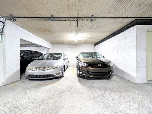 ✨ REIMS – FACE AU MANÈGE – ÉLÉGANCE, ESPACE & EMPLACEMENT PRIVILÉGIÉ ✨
Coup de cœur assuré pour cet agréable appartement T4 de 90,36 m², idéalement situé au cœur de Reims, dans un environnement recherché et particulièrement pratique au quotidien.
Installé au 3ᵉ étage sur 4 avec ascenseur, au sein d’une résidence parfaitement entretenue, cet appartement séduit dès les premiers instants par ses volumes, sa fonctionnalité et son emplacement exceptionnel.

🏡 UN INTÉRIEUR SPACIEUX ET ÉVOLUTIF
L’appartement offre actuellement deux belles chambres, avec la possibilité très intéressante de créer facilement une troisième chambre selon vos besoins et votre projet.
Vous disposerez également de :

Une agréable pièce de vie offrant de beaux volumes et donnant accès au balcon
Une cuisine fonctionnelle et entièrement équipée comprenant plaque vitrocéramique, four, four à micro-ondes, réfrigérateur-congélateur, lave-linge et hotte
La possibilité d’installer un lave-vaisselle
Une salle de douche
Un WC indépendant
Une grande pièce dressing avec miroir
Trois autres grands espaces de rangement/dressings, situés notamment dans l’entrée, la cuisine et la chambre parentale
L’organisation de l’appartement permet ainsi de profiter d’un intérieur particulièrement fonctionnel, avec de nombreux rangements, un véritable atout au quotidien.

🚗 UN STATIONNEMENT ET UNE CAVE AUX POSSIBILITÉS RARES
L’appartement bénéficie d'une place de parking couverte en sous-sol, un véritable confort dans ce secteur.
Autre avantage particulièrement intéressant : une grande cave électrifiée, située juste à côté de l’emplacement de stationnement.
Elle dispose de son propre éclairage ainsi que de prises électriques, offrant ainsi la possibilité,  d’envisager l’installation d’une borne de recharge pour véhicule électrique reliée au logement.
Un local à vélos complète également les prestations.
La résidence bénéficie par ailleurs de deux accès permettant l’entrée et la sortie sur (le boulevard du Général Leclerc ou sur la rue caqué) facilitant les déplacements au quotidien. 

🌿 UN EMPLACEMENT EXCEPTIONNEL
Difficile de rêver meilleur emplacement pour profiter pleinement de Reims !
La résidence se situe juste en face du Manège de Reims, dans un environnement à la fois central, vivant et agréable.
Vous serez à seulement :

📍 1 minute à pied du Square de la Patte d’Oie
📍 2 minutes à pied du Jardin d’Horticulture Pierre Schneiter
📍 3 minutes à pied de la Gare de Reims

Un emplacement idéal pour profiter des espaces verts, des transports, de la vie culturelle et de toutes les commodités du centre-ville, tout en bénéficiant d’un accès particulièrement facile à la gare.

💰 DES CHARGES COMPRENANT DE NOMBREUX SERVICES
Taxe foncière : 1 900 € / an
Charges de copropriété : environ 2 400 € / an, comprenant notamment :

Eau froide
Nettoyage de la résidence plusieurs fois par semaine
Syndic professionnel
Ordures ménagères
Ascenseur
Assurances diverses de la copropriété
Électricité des parties communes

Côté chauffage, l’appartement dispose d'un chauffage au sol dans le salon, complété par des appareils de chauffage électrique dans les autres pièces.
DPE : C
GES : B

❤️ UN APPARTEMENT QUI COCHE TOUTES LES CASES
90,36 m², deux chambres avec possibilité d’en créer une troisième, balcon, nombreux dressings, cave électrifiée, parking couvert, ascenseur, local vélo et surtout un emplacement exceptionnel à quelques minutes de la gare et des plus beaux espaces verts du secteur.
Que vous recherchiez votre future résidence principale, un pied-à-terre rémois ou un bien offrant un potentiel d’évolution, cet appartement mérite véritablement votre attention.
Une belle opportunité dans un secteur recherché de Reims, où l’emplacement, les volumes et les possibilités d’aménagement se conjuguent à merveille.

📞 À découvrir sans tarder !