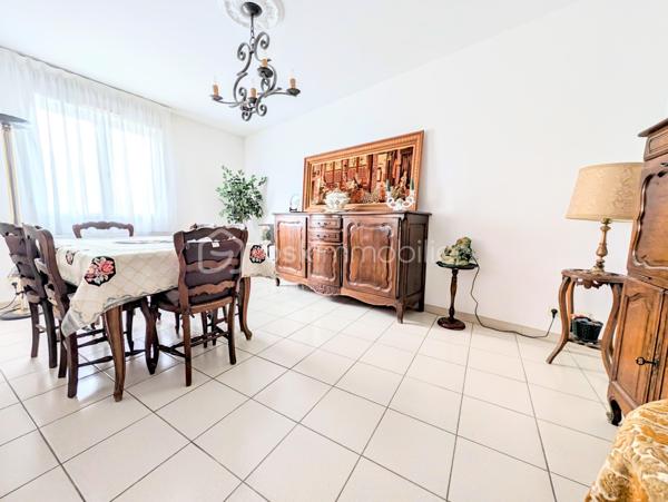 ✨ REIMS – FACE AU MANÈGE – ÉLÉGANCE, ESPACE & EMPLACEMENT PRIVILÉGIÉ ✨
Coup de cœur assuré pour cet agréable appartement T4 de 90,36 m², idéalement situé au cœur de Reims, dans un environnement recherché et particulièrement pratique au quotidien.
Installé au 3ᵉ étage sur 4 avec ascenseur, au sein d’une résidence parfaitement entretenue, cet appartement séduit dès les premiers instants par ses volumes, sa fonctionnalité et son emplacement exceptionnel.

🏡 UN INTÉRIEUR SPACIEUX ET ÉVOLUTIF
L’appartement offre actuellement deux belles chambres, avec la possibilité très intéressante de créer facilement une troisième chambre selon vos besoins et votre projet.
Vous disposerez également de :

Une agréable pièce de vie offrant de beaux volumes et donnant accès au balcon
Une cuisine fonctionnelle et entièrement équipée comprenant plaque vitrocéramique, four, four à micro-ondes, réfrigérateur-congélateur, lave-linge et hotte
La possibilité d’installer un lave-vaisselle
Une salle de douche
Un WC indépendant
Une grande pièce dressing avec miroir
Trois autres grands espaces de rangement/dressings, situés notamment dans l’entrée, la cuisine et la chambre parentale
L’organisation de l’appartement permet ainsi de profiter d’un intérieur particulièrement fonctionnel, avec de nombreux rangements, un véritable atout au quotidien.

🚗 UN STATIONNEMENT ET UNE CAVE AUX POSSIBILITÉS RARES
L’appartement bénéficie d'une place de parking couverte en sous-sol, un véritable confort dans ce secteur.
Autre avantage particulièrement intéressant : une grande cave électrifiée, située juste à côté de l’emplacement de stationnement.
Elle dispose de son propre éclairage ainsi que de prises électriques, offrant ainsi la possibilité,  d’envisager l’installation d’une borne de recharge pour véhicule électrique reliée au logement.
Un local à vélos complète également les prestations.
La résidence bénéficie par ailleurs de deux accès permettant l’entrée et la sortie sur (le boulevard du Général Leclerc ou sur la rue caqué) facilitant les déplacements au quotidien. 

🌿 UN EMPLACEMENT EXCEPTIONNEL
Difficile de rêver meilleur emplacement pour profiter pleinement de Reims !
La résidence se situe juste en face du Manège de Reims, dans un environnement à la fois central, vivant et agréable.
Vous serez à seulement :

📍 1 minute à pied du Square de la Patte d’Oie
📍 2 minutes à pied du Jardin d’Horticulture Pierre Schneiter
📍 3 minutes à pied de la Gare de Reims

Un emplacement idéal pour profiter des espaces verts, des transports, de la vie culturelle et de toutes les commodités du centre-ville, tout en bénéficiant d’un accès particulièrement facile à la gare.

💰 DES CHARGES COMPRENANT DE NOMBREUX SERVICES
Taxe foncière : 1 900 € / an
Charges de copropriété : environ 2 400 € / an, comprenant notamment :

Eau froide
Nettoyage de la résidence plusieurs fois par semaine
Syndic professionnel
Ordures ménagères
Ascenseur
Assurances diverses de la copropriété
Électricité des parties communes

Côté chauffage, l’appartement dispose d'un chauffage au sol dans le salon, complété par des appareils de chauffage électrique dans les autres pièces.
DPE : C
GES : B

❤️ UN APPARTEMENT QUI COCHE TOUTES LES CASES
90,36 m², deux chambres avec possibilité d’en créer une troisième, balcon, nombreux dressings, cave électrifiée, parking couvert, ascenseur, local vélo et surtout un emplacement exceptionnel à quelques minutes de la gare et des plus beaux espaces verts du secteur.
Que vous recherchiez votre future résidence principale, un pied-à-terre rémois ou un bien offrant un potentiel d’évolution, cet appartement mérite véritablement votre attention.
Une belle opportunité dans un secteur recherché de Reims, où l’emplacement, les volumes et les possibilités d’aménagement se conjuguent à merveille.

📞 À découvrir sans tarder !