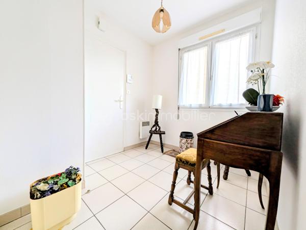 ✨ REIMS – FACE AU MANÈGE – ÉLÉGANCE, ESPACE & EMPLACEMENT PRIVILÉGIÉ ✨
Coup de cœur assuré pour cet agréable appartement T4 de 90,36 m², idéalement situé au cœur de Reims, dans un environnement recherché et particulièrement pratique au quotidien.
Installé au 3ᵉ étage sur 4 avec ascenseur, au sein d’une résidence parfaitement entretenue, cet appartement séduit dès les premiers instants par ses volumes, sa fonctionnalité et son emplacement exceptionnel.

🏡 UN INTÉRIEUR SPACIEUX ET ÉVOLUTIF
L’appartement offre actuellement deux belles chambres, avec la possibilité très intéressante de créer facilement une troisième chambre selon vos besoins et votre projet.
Vous disposerez également de :

Une agréable pièce de vie offrant de beaux volumes et donnant accès au balcon
Une cuisine fonctionnelle et entièrement équipée comprenant plaque vitrocéramique, four, four à micro-ondes, réfrigérateur-congélateur, lave-linge et hotte
La possibilité d’installer un lave-vaisselle
Une salle de douche
Un WC indépendant
Une grande pièce dressing avec miroir
Trois autres grands espaces de rangement/dressings, situés notamment dans l’entrée, la cuisine et la chambre parentale
L’organisation de l’appartement permet ainsi de profiter d’un intérieur particulièrement fonctionnel, avec de nombreux rangements, un véritable atout au quotidien.

🚗 UN STATIONNEMENT ET UNE CAVE AUX POSSIBILITÉS RARES
L’appartement bénéficie d'une place de parking couverte en sous-sol, un véritable confort dans ce secteur.
Autre avantage particulièrement intéressant : une grande cave électrifiée, située juste à côté de l’emplacement de stationnement.
Elle dispose de son propre éclairage ainsi que de prises électriques, offrant ainsi la possibilité,  d’envisager l’installation d’une borne de recharge pour véhicule électrique reliée au logement.
Un local à vélos complète également les prestations.
La résidence bénéficie par ailleurs de deux accès permettant l’entrée et la sortie sur (le boulevard du Général Leclerc ou sur la rue caqué) facilitant les déplacements au quotidien. 

🌿 UN EMPLACEMENT EXCEPTIONNEL
Difficile de rêver meilleur emplacement pour profiter pleinement de Reims !
La résidence se situe juste en face du Manège de Reims, dans un environnement à la fois central, vivant et agréable.
Vous serez à seulement :

📍 1 minute à pied du Square de la Patte d’Oie
📍 2 minutes à pied du Jardin d’Horticulture Pierre Schneiter
📍 3 minutes à pied de la Gare de Reims

Un emplacement idéal pour profiter des espaces verts, des transports, de la vie culturelle et de toutes les commodités du centre-ville, tout en bénéficiant d’un accès particulièrement facile à la gare.

💰 DES CHARGES COMPRENANT DE NOMBREUX SERVICES
Taxe foncière : 1 900 € / an
Charges de copropriété : environ 2 400 € / an, comprenant notamment :

Eau froide
Nettoyage de la résidence plusieurs fois par semaine
Syndic professionnel
Ordures ménagères
Ascenseur
Assurances diverses de la copropriété
Électricité des parties communes

Côté chauffage, l’appartement dispose d'un chauffage au sol dans le salon, complété par des appareils de chauffage électrique dans les autres pièces.
DPE : C
GES : B

❤️ UN APPARTEMENT QUI COCHE TOUTES LES CASES
90,36 m², deux chambres avec possibilité d’en créer une troisième, balcon, nombreux dressings, cave électrifiée, parking couvert, ascenseur, local vélo et surtout un emplacement exceptionnel à quelques minutes de la gare et des plus beaux espaces verts du secteur.
Que vous recherchiez votre future résidence principale, un pied-à-terre rémois ou un bien offrant un potentiel d’évolution, cet appartement mérite véritablement votre attention.
Une belle opportunité dans un secteur recherché de Reims, où l’emplacement, les volumes et les possibilités d’aménagement se conjuguent à merveille.

📞 À découvrir sans tarder !