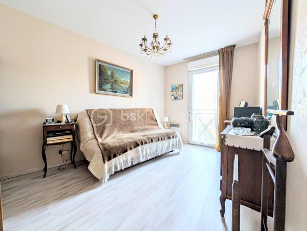 ✨ REIMS – FACE AU MANÈGE – ÉLÉGANCE, ESPACE & EMPLACEMENT PRIVILÉGIÉ ✨
Coup de cœur assuré pour cet agréable appartement T4 de 90,36 m², idéalement situé au cœur de Reims, dans un environnement recherché et particulièrement pratique au quotidien.
Installé au 3ᵉ étage sur 4 avec ascenseur, au sein d’une résidence parfaitement entretenue, cet appartement séduit dès les premiers instants par ses volumes, sa fonctionnalité et son emplacement exceptionnel.

🏡 UN INTÉRIEUR SPACIEUX ET ÉVOLUTIF
L’appartement offre actuellement deux belles chambres, avec la possibilité très intéressante de créer facilement une troisième chambre selon vos besoins et votre projet.
Vous disposerez également de :

Une agréable pièce de vie offrant de beaux volumes et donnant accès au balcon
Une cuisine fonctionnelle et entièrement équipée comprenant plaque vitrocéramique, four, four à micro-ondes, réfrigérateur-congélateur, lave-linge et hotte
La possibilité d’installer un lave-vaisselle
Une salle de douche
Un WC indépendant
Une grande pièce dressing avec miroir
Trois autres grands espaces de rangement/dressings, situés notamment dans l’entrée, la cuisine et la chambre parentale
L’organisation de l’appartement permet ainsi de profiter d’un intérieur particulièrement fonctionnel, avec de nombreux rangements, un véritable atout au quotidien.

🚗 UN STATIONNEMENT ET UNE CAVE AUX POSSIBILITÉS RARES
L’appartement bénéficie d'une place de parking couverte en sous-sol, un véritable confort dans ce secteur.
Autre avantage particulièrement intéressant : une grande cave électrifiée, située juste à côté de l’emplacement de stationnement.
Elle dispose de son propre éclairage ainsi que de prises électriques, offrant ainsi la possibilité,  d’envisager l’installation d’une borne de recharge pour véhicule électrique reliée au logement.
Un local à vélos complète également les prestations.
La résidence bénéficie par ailleurs de deux accès permettant l’entrée et la sortie sur (le boulevard du Général Leclerc ou sur la rue caqué) facilitant les déplacements au quotidien. 

🌿 UN EMPLACEMENT EXCEPTIONNEL
Difficile de rêver meilleur emplacement pour profiter pleinement de Reims !
La résidence se situe juste en face du Manège de Reims, dans un environnement à la fois central, vivant et agréable.
Vous serez à seulement :

📍 1 minute à pied du Square de la Patte d’Oie
📍 2 minutes à pied du Jardin d’Horticulture Pierre Schneiter
📍 3 minutes à pied de la Gare de Reims

Un emplacement idéal pour profiter des espaces verts, des transports, de la vie culturelle et de toutes les commodités du centre-ville, tout en bénéficiant d’un accès particulièrement facile à la gare.

💰 DES CHARGES COMPRENANT DE NOMBREUX SERVICES
Taxe foncière : 1 900 € / an
Charges de copropriété : environ 2 400 € / an, comprenant notamment :

Eau froide
Nettoyage de la résidence plusieurs fois par semaine
Syndic professionnel
Ordures ménagères
Ascenseur
Assurances diverses de la copropriété
Électricité des parties communes

Côté chauffage, l’appartement dispose d'un chauffage au sol dans le salon, complété par des appareils de chauffage électrique dans les autres pièces.
DPE : C
GES : B

❤️ UN APPARTEMENT QUI COCHE TOUTES LES CASES
90,36 m², deux chambres avec possibilité d’en créer une troisième, balcon, nombreux dressings, cave électrifiée, parking couvert, ascenseur, local vélo et surtout un emplacement exceptionnel à quelques minutes de la gare et des plus beaux espaces verts du secteur.
Que vous recherchiez votre future résidence principale, un pied-à-terre rémois ou un bien offrant un potentiel d’évolution, cet appartement mérite véritablement votre attention.
Une belle opportunité dans un secteur recherché de Reims, où l’emplacement, les volumes et les possibilités d’aménagement se conjuguent à merveille.

📞 À découvrir sans tarder !