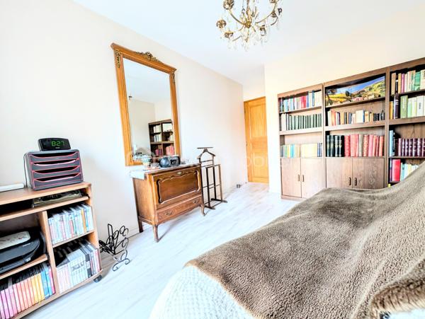 ✨ REIMS – FACE AU MANÈGE – ÉLÉGANCE, ESPACE & EMPLACEMENT PRIVILÉGIÉ ✨
Coup de cœur assuré pour cet agréable appartement T4 de 90,36 m², idéalement situé au cœur de Reims, dans un environnement recherché et particulièrement pratique au quotidien.
Installé au 3ᵉ étage sur 4 avec ascenseur, au sein d’une résidence parfaitement entretenue, cet appartement séduit dès les premiers instants par ses volumes, sa fonctionnalité et son emplacement exceptionnel.

🏡 UN INTÉRIEUR SPACIEUX ET ÉVOLUTIF
L’appartement offre actuellement deux belles chambres, avec la possibilité très intéressante de créer facilement une troisième chambre selon vos besoins et votre projet.
Vous disposerez également de :

Une agréable pièce de vie offrant de beaux volumes et donnant accès au balcon
Une cuisine fonctionnelle et entièrement équipée comprenant plaque vitrocéramique, four, four à micro-ondes, réfrigérateur-congélateur, lave-linge et hotte
La possibilité d’installer un lave-vaisselle
Une salle de douche
Un WC indépendant
Une grande pièce dressing avec miroir
Trois autres grands espaces de rangement/dressings, situés notamment dans l’entrée, la cuisine et la chambre parentale
L’organisation de l’appartement permet ainsi de profiter d’un intérieur particulièrement fonctionnel, avec de nombreux rangements, un véritable atout au quotidien.

🚗 UN STATIONNEMENT ET UNE CAVE AUX POSSIBILITÉS RARES
L’appartement bénéficie d'une place de parking couverte en sous-sol, un véritable confort dans ce secteur.
Autre avantage particulièrement intéressant : une grande cave électrifiée, située juste à côté de l’emplacement de stationnement.
Elle dispose de son propre éclairage ainsi que de prises électriques, offrant ainsi la possibilité,  d’envisager l’installation d’une borne de recharge pour véhicule électrique reliée au logement.
Un local à vélos complète également les prestations.
La résidence bénéficie par ailleurs de deux accès permettant l’entrée et la sortie sur (le boulevard du Général Leclerc ou sur la rue caqué) facilitant les déplacements au quotidien. 

🌿 UN EMPLACEMENT EXCEPTIONNEL
Difficile de rêver meilleur emplacement pour profiter pleinement de Reims !
La résidence se situe juste en face du Manège de Reims, dans un environnement à la fois central, vivant et agréable.
Vous serez à seulement :

📍 1 minute à pied du Square de la Patte d’Oie
📍 2 minutes à pied du Jardin d’Horticulture Pierre Schneiter
📍 3 minutes à pied de la Gare de Reims

Un emplacement idéal pour profiter des espaces verts, des transports, de la vie culturelle et de toutes les commodités du centre-ville, tout en bénéficiant d’un accès particulièrement facile à la gare.

💰 DES CHARGES COMPRENANT DE NOMBREUX SERVICES
Taxe foncière : 1 900 € / an
Charges de copropriété : environ 2 400 € / an, comprenant notamment :

Eau froide
Nettoyage de la résidence plusieurs fois par semaine
Syndic professionnel
Ordures ménagères
Ascenseur
Assurances diverses de la copropriété
Électricité des parties communes

Côté chauffage, l’appartement dispose d'un chauffage au sol dans le salon, complété par des appareils de chauffage électrique dans les autres pièces.
DPE : C
GES : B

❤️ UN APPARTEMENT QUI COCHE TOUTES LES CASES
90,36 m², deux chambres avec possibilité d’en créer une troisième, balcon, nombreux dressings, cave électrifiée, parking couvert, ascenseur, local vélo et surtout un emplacement exceptionnel à quelques minutes de la gare et des plus beaux espaces verts du secteur.
Que vous recherchiez votre future résidence principale, un pied-à-terre rémois ou un bien offrant un potentiel d’évolution, cet appartement mérite véritablement votre attention.
Une belle opportunité dans un secteur recherché de Reims, où l’emplacement, les volumes et les possibilités d’aménagement se conjuguent à merveille.

📞 À découvrir sans tarder !