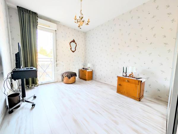 ✨ REIMS – FACE AU MANÈGE – ÉLÉGANCE, ESPACE & EMPLACEMENT PRIVILÉGIÉ ✨
Coup de cœur assuré pour cet agréable appartement T4 de 90,36 m², idéalement situé au cœur de Reims, dans un environnement recherché et particulièrement pratique au quotidien.
Installé au 3ᵉ étage sur 4 avec ascenseur, au sein d’une résidence parfaitement entretenue, cet appartement séduit dès les premiers instants par ses volumes, sa fonctionnalité et son emplacement exceptionnel.

🏡 UN INTÉRIEUR SPACIEUX ET ÉVOLUTIF
L’appartement offre actuellement deux belles chambres, avec la possibilité très intéressante de créer facilement une troisième chambre selon vos besoins et votre projet.
Vous disposerez également de :

Une agréable pièce de vie offrant de beaux volumes et donnant accès au balcon
Une cuisine fonctionnelle et entièrement équipée comprenant plaque vitrocéramique, four, four à micro-ondes, réfrigérateur-congélateur, lave-linge et hotte
La possibilité d’installer un lave-vaisselle
Une salle de douche
Un WC indépendant
Une grande pièce dressing avec miroir
Trois autres grands espaces de rangement/dressings, situés notamment dans l’entrée, la cuisine et la chambre parentale
L’organisation de l’appartement permet ainsi de profiter d’un intérieur particulièrement fonctionnel, avec de nombreux rangements, un véritable atout au quotidien.

🚗 UN STATIONNEMENT ET UNE CAVE AUX POSSIBILITÉS RARES
L’appartement bénéficie d'une place de parking couverte en sous-sol, un véritable confort dans ce secteur.
Autre avantage particulièrement intéressant : une grande cave électrifiée, située juste à côté de l’emplacement de stationnement.
Elle dispose de son propre éclairage ainsi que de prises électriques, offrant ainsi la possibilité,  d’envisager l’installation d’une borne de recharge pour véhicule électrique reliée au logement.
Un local à vélos complète également les prestations.
La résidence bénéficie par ailleurs de deux accès permettant l’entrée et la sortie sur (le boulevard du Général Leclerc ou sur la rue caqué) facilitant les déplacements au quotidien. 

🌿 UN EMPLACEMENT EXCEPTIONNEL
Difficile de rêver meilleur emplacement pour profiter pleinement de Reims !
La résidence se situe juste en face du Manège de Reims, dans un environnement à la fois central, vivant et agréable.
Vous serez à seulement :

📍 1 minute à pied du Square de la Patte d’Oie
📍 2 minutes à pied du Jardin d’Horticulture Pierre Schneiter
📍 3 minutes à pied de la Gare de Reims

Un emplacement idéal pour profiter des espaces verts, des transports, de la vie culturelle et de toutes les commodités du centre-ville, tout en bénéficiant d’un accès particulièrement facile à la gare.

💰 DES CHARGES COMPRENANT DE NOMBREUX SERVICES
Taxe foncière : 1 900 € / an
Charges de copropriété : environ 2 400 € / an, comprenant notamment :

Eau froide
Nettoyage de la résidence plusieurs fois par semaine
Syndic professionnel
Ordures ménagères
Ascenseur
Assurances diverses de la copropriété
Électricité des parties communes

Côté chauffage, l’appartement dispose d'un chauffage au sol dans le salon, complété par des appareils de chauffage électrique dans les autres pièces.
DPE : C
GES : B

❤️ UN APPARTEMENT QUI COCHE TOUTES LES CASES
90,36 m², deux chambres avec possibilité d’en créer une troisième, balcon, nombreux dressings, cave électrifiée, parking couvert, ascenseur, local vélo et surtout un emplacement exceptionnel à quelques minutes de la gare et des plus beaux espaces verts du secteur.
Que vous recherchiez votre future résidence principale, un pied-à-terre rémois ou un bien offrant un potentiel d’évolution, cet appartement mérite véritablement votre attention.
Une belle opportunité dans un secteur recherché de Reims, où l’emplacement, les volumes et les possibilités d’aménagement se conjuguent à merveille.

📞 À découvrir sans tarder !