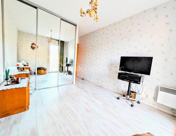 ✨ REIMS – FACE AU MANÈGE – ÉLÉGANCE, ESPACE & EMPLACEMENT PRIVILÉGIÉ ✨
Coup de cœur assuré pour cet agréable appartement T4 de 90,36 m², idéalement situé au cœur de Reims, dans un environnement recherché et particulièrement pratique au quotidien.
Installé au 3ᵉ étage sur 4 avec ascenseur, au sein d’une résidence parfaitement entretenue, cet appartement séduit dès les premiers instants par ses volumes, sa fonctionnalité et son emplacement exceptionnel.

🏡 UN INTÉRIEUR SPACIEUX ET ÉVOLUTIF
L’appartement offre actuellement deux belles chambres, avec la possibilité très intéressante de créer facilement une troisième chambre selon vos besoins et votre projet.
Vous disposerez également de :

Une agréable pièce de vie offrant de beaux volumes et donnant accès au balcon
Une cuisine fonctionnelle et entièrement équipée comprenant plaque vitrocéramique, four, four à micro-ondes, réfrigérateur-congélateur, lave-linge et hotte
La possibilité d’installer un lave-vaisselle
Une salle de douche
Un WC indépendant
Une grande pièce dressing avec miroir
Trois autres grands espaces de rangement/dressings, situés notamment dans l’entrée, la cuisine et la chambre parentale
L’organisation de l’appartement permet ainsi de profiter d’un intérieur particulièrement fonctionnel, avec de nombreux rangements, un véritable atout au quotidien.

🚗 UN STATIONNEMENT ET UNE CAVE AUX POSSIBILITÉS RARES
L’appartement bénéficie d'une place de parking couverte en sous-sol, un véritable confort dans ce secteur.
Autre avantage particulièrement intéressant : une grande cave électrifiée, située juste à côté de l’emplacement de stationnement.
Elle dispose de son propre éclairage ainsi que de prises électriques, offrant ainsi la possibilité,  d’envisager l’installation d’une borne de recharge pour véhicule électrique reliée au logement.
Un local à vélos complète également les prestations.
La résidence bénéficie par ailleurs de deux accès permettant l’entrée et la sortie sur (le boulevard du Général Leclerc ou sur la rue caqué) facilitant les déplacements au quotidien. 

🌿 UN EMPLACEMENT EXCEPTIONNEL
Difficile de rêver meilleur emplacement pour profiter pleinement de Reims !
La résidence se situe juste en face du Manège de Reims, dans un environnement à la fois central, vivant et agréable.
Vous serez à seulement :

📍 1 minute à pied du Square de la Patte d’Oie
📍 2 minutes à pied du Jardin d’Horticulture Pierre Schneiter
📍 3 minutes à pied de la Gare de Reims

Un emplacement idéal pour profiter des espaces verts, des transports, de la vie culturelle et de toutes les commodités du centre-ville, tout en bénéficiant d’un accès particulièrement facile à la gare.

💰 DES CHARGES COMPRENANT DE NOMBREUX SERVICES
Taxe foncière : 1 900 € / an
Charges de copropriété : environ 2 400 € / an, comprenant notamment :

Eau froide
Nettoyage de la résidence plusieurs fois par semaine
Syndic professionnel
Ordures ménagères
Ascenseur
Assurances diverses de la copropriété
Électricité des parties communes

Côté chauffage, l’appartement dispose d'un chauffage au sol dans le salon, complété par des appareils de chauffage électrique dans les autres pièces.
DPE : C
GES : B

❤️ UN APPARTEMENT QUI COCHE TOUTES LES CASES
90,36 m², deux chambres avec possibilité d’en créer une troisième, balcon, nombreux dressings, cave électrifiée, parking couvert, ascenseur, local vélo et surtout un emplacement exceptionnel à quelques minutes de la gare et des plus beaux espaces verts du secteur.
Que vous recherchiez votre future résidence principale, un pied-à-terre rémois ou un bien offrant un potentiel d’évolution, cet appartement mérite véritablement votre attention.
Une belle opportunité dans un secteur recherché de Reims, où l’emplacement, les volumes et les possibilités d’aménagement se conjuguent à merveille.

📞 À découvrir sans tarder !