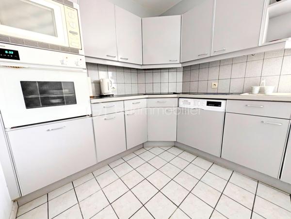 ✨ REIMS – FACE AU MANÈGE – ÉLÉGANCE, ESPACE & EMPLACEMENT PRIVILÉGIÉ ✨
Coup de cœur assuré pour cet agréable appartement T4 de 90,36 m², idéalement situé au cœur de Reims, dans un environnement recherché et particulièrement pratique au quotidien.
Installé au 3ᵉ étage sur 4 avec ascenseur, au sein d’une résidence parfaitement entretenue, cet appartement séduit dès les premiers instants par ses volumes, sa fonctionnalité et son emplacement exceptionnel.

🏡 UN INTÉRIEUR SPACIEUX ET ÉVOLUTIF
L’appartement offre actuellement deux belles chambres, avec la possibilité très intéressante de créer facilement une troisième chambre selon vos besoins et votre projet.
Vous disposerez également de :

Une agréable pièce de vie offrant de beaux volumes et donnant accès au balcon
Une cuisine fonctionnelle et entièrement équipée comprenant plaque vitrocéramique, four, four à micro-ondes, réfrigérateur-congélateur, lave-linge et hotte
La possibilité d’installer un lave-vaisselle
Une salle de douche
Un WC indépendant
Une grande pièce dressing avec miroir
Trois autres grands espaces de rangement/dressings, situés notamment dans l’entrée, la cuisine et la chambre parentale
L’organisation de l’appartement permet ainsi de profiter d’un intérieur particulièrement fonctionnel, avec de nombreux rangements, un véritable atout au quotidien.

🚗 UN STATIONNEMENT ET UNE CAVE AUX POSSIBILITÉS RARES
L’appartement bénéficie d'une place de parking couverte en sous-sol, un véritable confort dans ce secteur.
Autre avantage particulièrement intéressant : une grande cave électrifiée, située juste à côté de l’emplacement de stationnement.
Elle dispose de son propre éclairage ainsi que de prises électriques, offrant ainsi la possibilité,  d’envisager l’installation d’une borne de recharge pour véhicule électrique reliée au logement.
Un local à vélos complète également les prestations.
La résidence bénéficie par ailleurs de deux accès permettant l’entrée et la sortie sur (le boulevard du Général Leclerc ou sur la rue caqué) facilitant les déplacements au quotidien. 

🌿 UN EMPLACEMENT EXCEPTIONNEL
Difficile de rêver meilleur emplacement pour profiter pleinement de Reims !
La résidence se situe juste en face du Manège de Reims, dans un environnement à la fois central, vivant et agréable.
Vous serez à seulement :

📍 1 minute à pied du Square de la Patte d’Oie
📍 2 minutes à pied du Jardin d’Horticulture Pierre Schneiter
📍 3 minutes à pied de la Gare de Reims

Un emplacement idéal pour profiter des espaces verts, des transports, de la vie culturelle et de toutes les commodités du centre-ville, tout en bénéficiant d’un accès particulièrement facile à la gare.

💰 DES CHARGES COMPRENANT DE NOMBREUX SERVICES
Taxe foncière : 1 900 € / an
Charges de copropriété : environ 2 400 € / an, comprenant notamment :

Eau froide
Nettoyage de la résidence plusieurs fois par semaine
Syndic professionnel
Ordures ménagères
Ascenseur
Assurances diverses de la copropriété
Électricité des parties communes

Côté chauffage, l’appartement dispose d'un chauffage au sol dans le salon, complété par des appareils de chauffage électrique dans les autres pièces.
DPE : C
GES : B

❤️ UN APPARTEMENT QUI COCHE TOUTES LES CASES
90,36 m², deux chambres avec possibilité d’en créer une troisième, balcon, nombreux dressings, cave électrifiée, parking couvert, ascenseur, local vélo et surtout un emplacement exceptionnel à quelques minutes de la gare et des plus beaux espaces verts du secteur.
Que vous recherchiez votre future résidence principale, un pied-à-terre rémois ou un bien offrant un potentiel d’évolution, cet appartement mérite véritablement votre attention.
Une belle opportunité dans un secteur recherché de Reims, où l’emplacement, les volumes et les possibilités d’aménagement se conjuguent à merveille.

📞 À découvrir sans tarder !