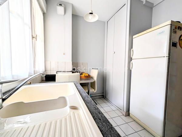 ✨ REIMS – FACE AU MANÈGE – ÉLÉGANCE, ESPACE & EMPLACEMENT PRIVILÉGIÉ ✨
Coup de cœur assuré pour cet agréable appartement T4 de 90,36 m², idéalement situé au cœur de Reims, dans un environnement recherché et particulièrement pratique au quotidien.
Installé au 3ᵉ étage sur 4 avec ascenseur, au sein d’une résidence parfaitement entretenue, cet appartement séduit dès les premiers instants par ses volumes, sa fonctionnalité et son emplacement exceptionnel.

🏡 UN INTÉRIEUR SPACIEUX ET ÉVOLUTIF
L’appartement offre actuellement deux belles chambres, avec la possibilité très intéressante de créer facilement une troisième chambre selon vos besoins et votre projet.
Vous disposerez également de :

Une agréable pièce de vie offrant de beaux volumes et donnant accès au balcon
Une cuisine fonctionnelle et entièrement équipée comprenant plaque vitrocéramique, four, four à micro-ondes, réfrigérateur-congélateur, lave-linge et hotte
La possibilité d’installer un lave-vaisselle
Une salle de douche
Un WC indépendant
Une grande pièce dressing avec miroir
Trois autres grands espaces de rangement/dressings, situés notamment dans l’entrée, la cuisine et la chambre parentale
L’organisation de l’appartement permet ainsi de profiter d’un intérieur particulièrement fonctionnel, avec de nombreux rangements, un véritable atout au quotidien.

🚗 UN STATIONNEMENT ET UNE CAVE AUX POSSIBILITÉS RARES
L’appartement bénéficie d'une place de parking couverte en sous-sol, un véritable confort dans ce secteur.
Autre avantage particulièrement intéressant : une grande cave électrifiée, située juste à côté de l’emplacement de stationnement.
Elle dispose de son propre éclairage ainsi que de prises électriques, offrant ainsi la possibilité,  d’envisager l’installation d’une borne de recharge pour véhicule électrique reliée au logement.
Un local à vélos complète également les prestations.
La résidence bénéficie par ailleurs de deux accès permettant l’entrée et la sortie sur (le boulevard du Général Leclerc ou sur la rue caqué) facilitant les déplacements au quotidien. 

🌿 UN EMPLACEMENT EXCEPTIONNEL
Difficile de rêver meilleur emplacement pour profiter pleinement de Reims !
La résidence se situe juste en face du Manège de Reims, dans un environnement à la fois central, vivant et agréable.
Vous serez à seulement :

📍 1 minute à pied du Square de la Patte d’Oie
📍 2 minutes à pied du Jardin d’Horticulture Pierre Schneiter
📍 3 minutes à pied de la Gare de Reims

Un emplacement idéal pour profiter des espaces verts, des transports, de la vie culturelle et de toutes les commodités du centre-ville, tout en bénéficiant d’un accès particulièrement facile à la gare.

💰 DES CHARGES COMPRENANT DE NOMBREUX SERVICES
Taxe foncière : 1 900 € / an
Charges de copropriété : environ 2 400 € / an, comprenant notamment :

Eau froide
Nettoyage de la résidence plusieurs fois par semaine
Syndic professionnel
Ordures ménagères
Ascenseur
Assurances diverses de la copropriété
Électricité des parties communes

Côté chauffage, l’appartement dispose d'un chauffage au sol dans le salon, complété par des appareils de chauffage électrique dans les autres pièces.
DPE : C
GES : B

❤️ UN APPARTEMENT QUI COCHE TOUTES LES CASES
90,36 m², deux chambres avec possibilité d’en créer une troisième, balcon, nombreux dressings, cave électrifiée, parking couvert, ascenseur, local vélo et surtout un emplacement exceptionnel à quelques minutes de la gare et des plus beaux espaces verts du secteur.
Que vous recherchiez votre future résidence principale, un pied-à-terre rémois ou un bien offrant un potentiel d’évolution, cet appartement mérite véritablement votre attention.
Une belle opportunité dans un secteur recherché de Reims, où l’emplacement, les volumes et les possibilités d’aménagement se conjuguent à merveille.

📞 À découvrir sans tarder !