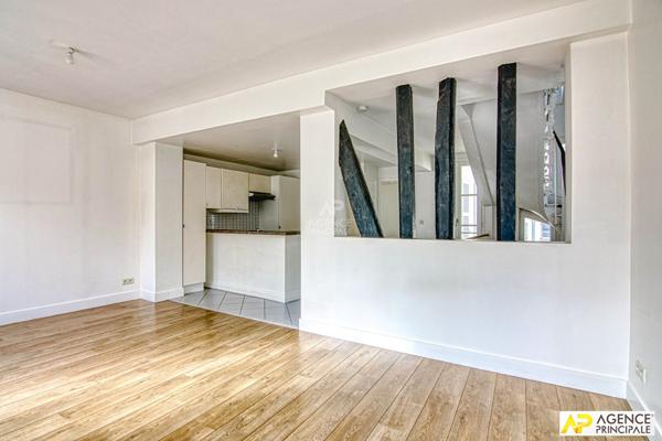Versailles Notre-Dame Boulevard de la Reine Appartement duplex 4 pièces de 94m² au sol situé au 1er et dernier étage avec cave €630 000 ** - Référence 27274