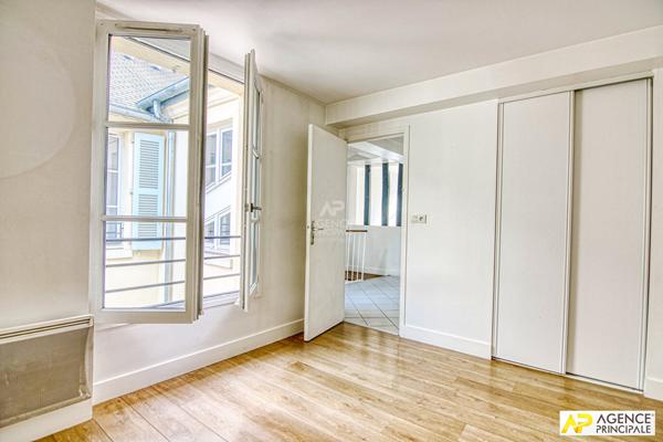 Versailles Notre-Dame Boulevard de la Reine Appartement duplex 4 pièces de 94m² au sol situé au 1er et dernier étage avec cave €630 000 ** - Référence 27274