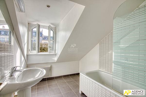 Versailles Notre-Dame Boulevard de la Reine Appartement duplex 4 pièces de 94m² au sol situé au 1er et dernier étage avec cave €630 000 ** - Référence 27274