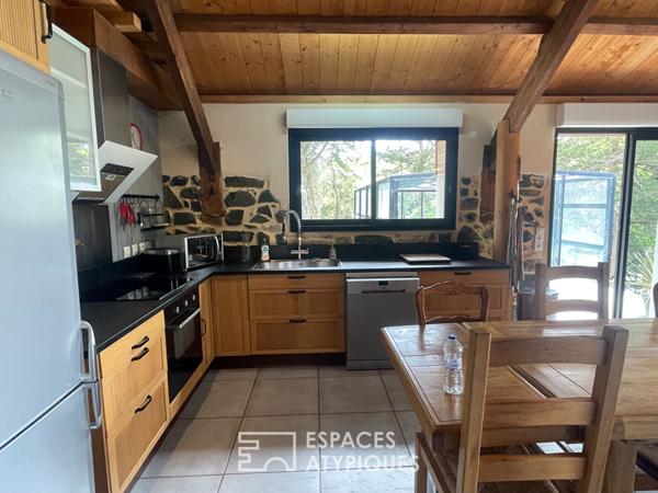 Belles prestations pour ce cocon au coeur de la nature, piscine couverte, 500m de la plage