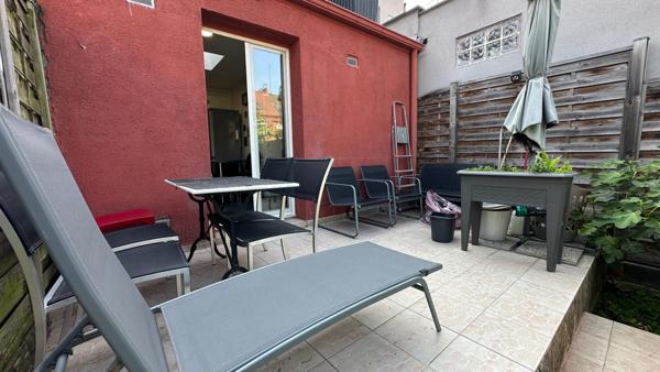 Maison mitoyenne 3 chambres avec jardin dans rue calme.