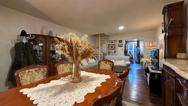 Maison mitoyenne 3 chambres avec jardin dans rue calme.