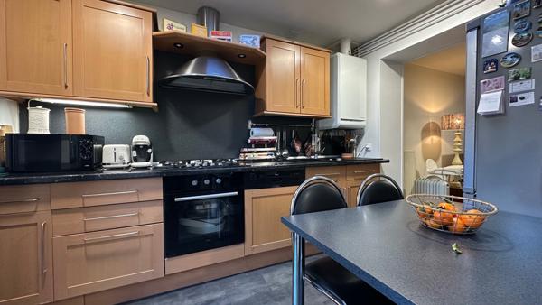 Maison mitoyenne 3 chambres avec jardin dans rue calme.