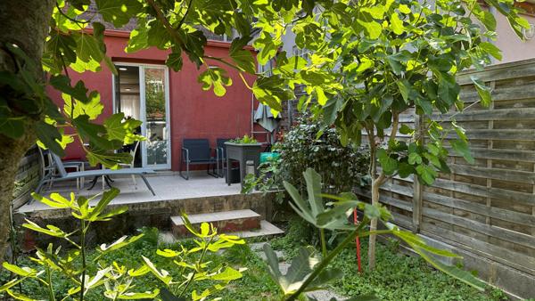 Maison mitoyenne 3 chambres avec jardin dans rue calme.