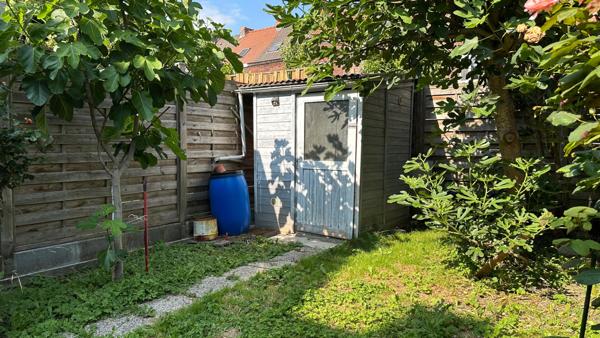 Maison mitoyenne 3 chambres avec jardin dans rue calme.