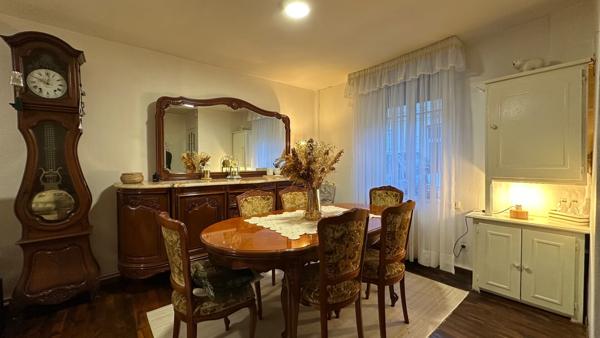 Maison mitoyenne 3 chambres avec jardin dans rue calme.