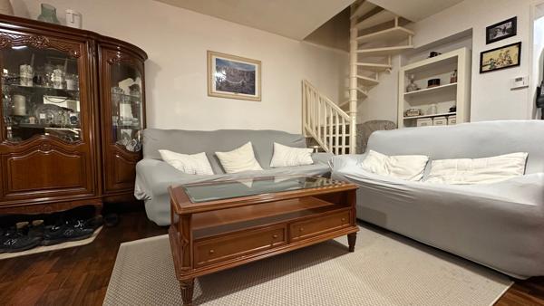 Maison mitoyenne 3 chambres avec jardin dans rue calme.