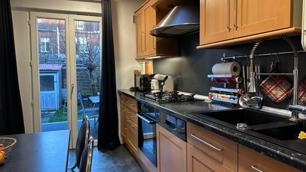 Maison mitoyenne 3 chambres avec jardin dans rue calme.