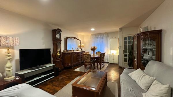 Maison mitoyenne 3 chambres avec jardin dans rue calme.