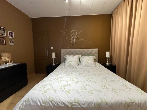 Maison mitoyenne 3 chambres avec jardin dans rue calme.