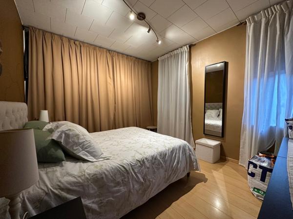 Maison mitoyenne 3 chambres avec jardin dans rue calme.