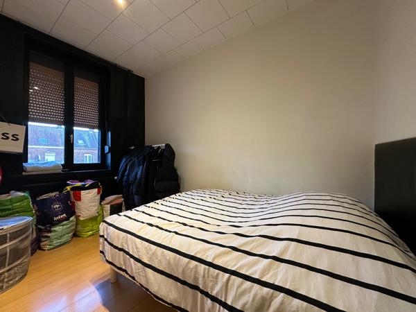 Maison mitoyenne 3 chambres avec jardin dans rue calme.