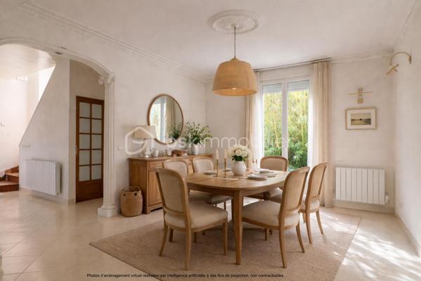 À Boutigny-sur-Essonne, dans un environnement agréable et à seulement 10 minutes à pied de la gare RER D et du centre-ville, découvrez cette maison familiale offrant de beaux volumes et de nombreux espaces annexes.

Au rez-de-chaussée, l’entrée vous mène vers une grande cuisine aménagée et équipée de 17 m², véritable pièce de vie conviviale.

Elle communique avec un séjour lumineux de 28 m², agrémenté d’une cheminée à foyer ouvert, apportant charme et convivialité à l’ensemble.

Une salle d’eau complète ce niveau.

À l’étage, le palier dessert trois chambres confortables de 13,4 m², 13,2 m² et 11,3 m². Cette dernière bénéficie également d’une penderie intégrée et d’une mezzanine permettant d’optimiser intelligemment l’espace.

La maison dispose également d’un sous-sol total, un véritable atout pour le rangement et les loisirs, comprenant notamment un espace atelier, une pièce de stockage et une cave.

Côté extérieur, vous profiterez d’un jardin offrant un bel espace pour les beaux jours ainsi que d’un garage d’environ 20 m².

Les + :
• Gare RER D et centre-ville accessibles à pied
• Sous-sol total
• Garage de 20 m²
• Fenêtres PVC double vitrage
• Volets roulants électriques
• Aspiration centralisée
• Chauffage électrique

Une maison fonctionnelle et familiale, idéale pour ceux qui recherchent de l’espace, des annexes et la proximité des commodités, tout en profitant du cadre de vie de Boutigny-sur-Essonne.

📞 Contactez-moi pour obtenir davantage d’informations et organiser une visite.