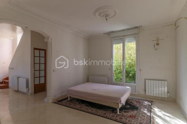 À Boutigny-sur-Essonne, dans un environnement agréable et à seulement 10 minutes à pied de la gare RER D et du centre-ville, découvrez cette maison familiale offrant de beaux volumes et de nombreux espaces annexes.

Au rez-de-chaussée, l’entrée vous mène vers une grande cuisine aménagée et équipée de 17 m², véritable pièce de vie conviviale.

Elle communique avec un séjour lumineux de 28 m², agrémenté d’une cheminée à foyer ouvert, apportant charme et convivialité à l’ensemble.

Une salle d’eau complète ce niveau.

À l’étage, le palier dessert trois chambres confortables de 13,4 m², 13,2 m² et 11,3 m². Cette dernière bénéficie également d’une penderie intégrée et d’une mezzanine permettant d’optimiser intelligemment l’espace.

La maison dispose également d’un sous-sol total, un véritable atout pour le rangement et les loisirs, comprenant notamment un espace atelier, une pièce de stockage et une cave.

Côté extérieur, vous profiterez d’un jardin offrant un bel espace pour les beaux jours ainsi que d’un garage d’environ 20 m².

Les + :
• Gare RER D et centre-ville accessibles à pied
• Sous-sol total
• Garage de 20 m²
• Fenêtres PVC double vitrage
• Volets roulants électriques
• Aspiration centralisée
• Chauffage électrique

Une maison fonctionnelle et familiale, idéale pour ceux qui recherchent de l’espace, des annexes et la proximité des commodités, tout en profitant du cadre de vie de Boutigny-sur-Essonne.

📞 Contactez-moi pour obtenir davantage d’informations et organiser une visite.