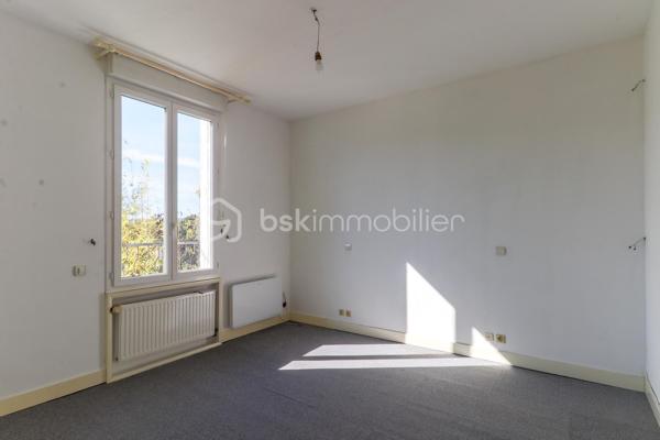 À Boutigny-sur-Essonne, dans un environnement agréable et à seulement 10 minutes à pied de la gare RER D et du centre-ville, découvrez cette maison familiale offrant de beaux volumes et de nombreux espaces annexes.

Au rez-de-chaussée, l’entrée vous mène vers une grande cuisine aménagée et équipée de 17 m², véritable pièce de vie conviviale.

Elle communique avec un séjour lumineux de 28 m², agrémenté d’une cheminée à foyer ouvert, apportant charme et convivialité à l’ensemble.

Une salle d’eau complète ce niveau.

À l’étage, le palier dessert trois chambres confortables de 13,4 m², 13,2 m² et 11,3 m². Cette dernière bénéficie également d’une penderie intégrée et d’une mezzanine permettant d’optimiser intelligemment l’espace.

La maison dispose également d’un sous-sol total, un véritable atout pour le rangement et les loisirs, comprenant notamment un espace atelier, une pièce de stockage et une cave.

Côté extérieur, vous profiterez d’un jardin offrant un bel espace pour les beaux jours ainsi que d’un garage d’environ 20 m².

Les + :
• Gare RER D et centre-ville accessibles à pied
• Sous-sol total
• Garage de 20 m²
• Fenêtres PVC double vitrage
• Volets roulants électriques
• Aspiration centralisée
• Chauffage électrique

Une maison fonctionnelle et familiale, idéale pour ceux qui recherchent de l’espace, des annexes et la proximité des commodités, tout en profitant du cadre de vie de Boutigny-sur-Essonne.

📞 Contactez-moi pour obtenir davantage d’informations et organiser une visite.