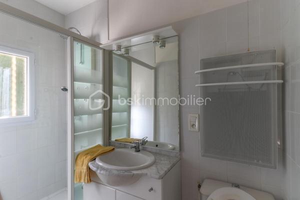 À Boutigny-sur-Essonne, dans un environnement agréable et à seulement 10 minutes à pied de la gare RER D et du centre-ville, découvrez cette maison familiale offrant de beaux volumes et de nombreux espaces annexes.

Au rez-de-chaussée, l’entrée vous mène vers une grande cuisine aménagée et équipée de 17 m², véritable pièce de vie conviviale.

Elle communique avec un séjour lumineux de 28 m², agrémenté d’une cheminée à foyer ouvert, apportant charme et convivialité à l’ensemble.

Une salle d’eau complète ce niveau.

À l’étage, le palier dessert trois chambres confortables de 13,4 m², 13,2 m² et 11,3 m². Cette dernière bénéficie également d’une penderie intégrée et d’une mezzanine permettant d’optimiser intelligemment l’espace.

La maison dispose également d’un sous-sol total, un véritable atout pour le rangement et les loisirs, comprenant notamment un espace atelier, une pièce de stockage et une cave.

Côté extérieur, vous profiterez d’un jardin offrant un bel espace pour les beaux jours ainsi que d’un garage d’environ 20 m².

Les + :
• Gare RER D et centre-ville accessibles à pied
• Sous-sol total
• Garage de 20 m²
• Fenêtres PVC double vitrage
• Volets roulants électriques
• Aspiration centralisée
• Chauffage électrique

Une maison fonctionnelle et familiale, idéale pour ceux qui recherchent de l’espace, des annexes et la proximité des commodités, tout en profitant du cadre de vie de Boutigny-sur-Essonne.

📞 Contactez-moi pour obtenir davantage d’informations et organiser une visite.