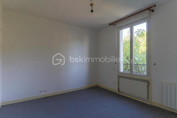À Boutigny-sur-Essonne, dans un environnement agréable et à seulement 10 minutes à pied de la gare RER D et du centre-ville, découvrez cette maison familiale offrant de beaux volumes et de nombreux espaces annexes.

Au rez-de-chaussée, l’entrée vous mène vers une grande cuisine aménagée et équipée de 17 m², véritable pièce de vie conviviale.

Elle communique avec un séjour lumineux de 28 m², agrémenté d’une cheminée à foyer ouvert, apportant charme et convivialité à l’ensemble.

Une salle d’eau complète ce niveau.

À l’étage, le palier dessert trois chambres confortables de 13,4 m², 13,2 m² et 11,3 m². Cette dernière bénéficie également d’une penderie intégrée et d’une mezzanine permettant d’optimiser intelligemment l’espace.

La maison dispose également d’un sous-sol total, un véritable atout pour le rangement et les loisirs, comprenant notamment un espace atelier, une pièce de stockage et une cave.

Côté extérieur, vous profiterez d’un jardin offrant un bel espace pour les beaux jours ainsi que d’un garage d’environ 20 m².

Les + :
• Gare RER D et centre-ville accessibles à pied
• Sous-sol total
• Garage de 20 m²
• Fenêtres PVC double vitrage
• Volets roulants électriques
• Aspiration centralisée
• Chauffage électrique

Une maison fonctionnelle et familiale, idéale pour ceux qui recherchent de l’espace, des annexes et la proximité des commodités, tout en profitant du cadre de vie de Boutigny-sur-Essonne.

📞 Contactez-moi pour obtenir davantage d’informations et organiser une visite.