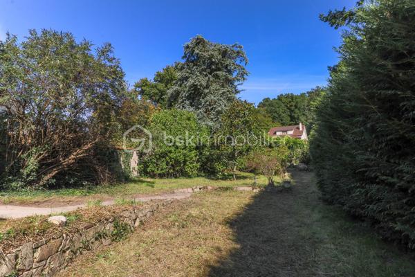 À Boutigny-sur-Essonne, dans un environnement agréable et à seulement 10 minutes à pied de la gare RER D et du centre-ville, découvrez cette maison familiale offrant de beaux volumes et de nombreux espaces annexes.

Au rez-de-chaussée, l’entrée vous mène vers une grande cuisine aménagée et équipée de 17 m², véritable pièce de vie conviviale.

Elle communique avec un séjour lumineux de 28 m², agrémenté d’une cheminée à foyer ouvert, apportant charme et convivialité à l’ensemble.

Une salle d’eau complète ce niveau.

À l’étage, le palier dessert trois chambres confortables de 13,4 m², 13,2 m² et 11,3 m². Cette dernière bénéficie également d’une penderie intégrée et d’une mezzanine permettant d’optimiser intelligemment l’espace.

La maison dispose également d’un sous-sol total, un véritable atout pour le rangement et les loisirs, comprenant notamment un espace atelier, une pièce de stockage et une cave.

Côté extérieur, vous profiterez d’un jardin offrant un bel espace pour les beaux jours ainsi que d’un garage d’environ 20 m².

Les + :
• Gare RER D et centre-ville accessibles à pied
• Sous-sol total
• Garage de 20 m²
• Fenêtres PVC double vitrage
• Volets roulants électriques
• Aspiration centralisée
• Chauffage électrique

Une maison fonctionnelle et familiale, idéale pour ceux qui recherchent de l’espace, des annexes et la proximité des commodités, tout en profitant du cadre de vie de Boutigny-sur-Essonne.

📞 Contactez-moi pour obtenir davantage d’informations et organiser une visite.