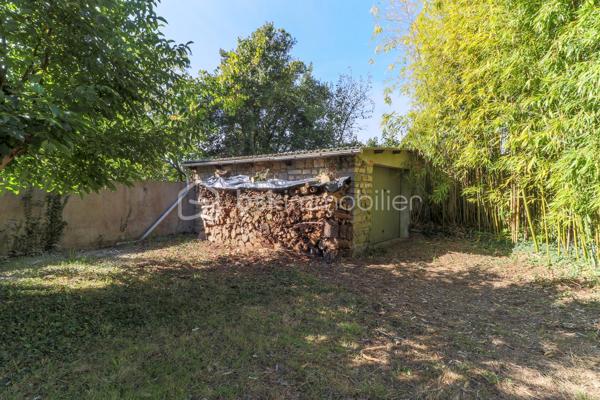 À Boutigny-sur-Essonne, dans un environnement agréable et à seulement 10 minutes à pied de la gare RER D et du centre-ville, découvrez cette maison familiale offrant de beaux volumes et de nombreux espaces annexes.

Au rez-de-chaussée, l’entrée vous mène vers une grande cuisine aménagée et équipée de 17 m², véritable pièce de vie conviviale.

Elle communique avec un séjour lumineux de 28 m², agrémenté d’une cheminée à foyer ouvert, apportant charme et convivialité à l’ensemble.

Une salle d’eau complète ce niveau.

À l’étage, le palier dessert trois chambres confortables de 13,4 m², 13,2 m² et 11,3 m². Cette dernière bénéficie également d’une penderie intégrée et d’une mezzanine permettant d’optimiser intelligemment l’espace.

La maison dispose également d’un sous-sol total, un véritable atout pour le rangement et les loisirs, comprenant notamment un espace atelier, une pièce de stockage et une cave.

Côté extérieur, vous profiterez d’un jardin offrant un bel espace pour les beaux jours ainsi que d’un garage d’environ 20 m².

Les + :
• Gare RER D et centre-ville accessibles à pied
• Sous-sol total
• Garage de 20 m²
• Fenêtres PVC double vitrage
• Volets roulants électriques
• Aspiration centralisée
• Chauffage électrique

Une maison fonctionnelle et familiale, idéale pour ceux qui recherchent de l’espace, des annexes et la proximité des commodités, tout en profitant du cadre de vie de Boutigny-sur-Essonne.

📞 Contactez-moi pour obtenir davantage d’informations et organiser une visite.
