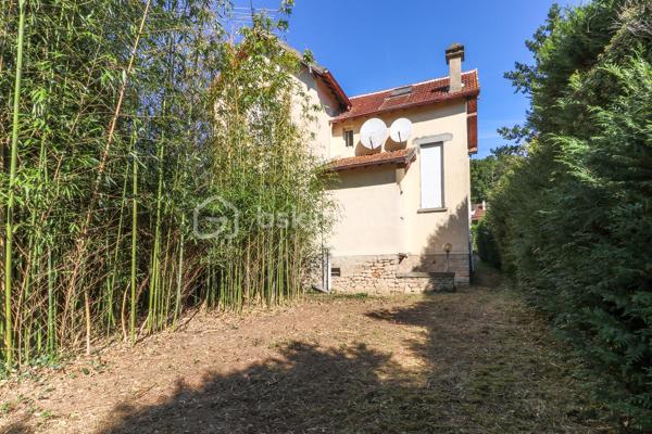À Boutigny-sur-Essonne, dans un environnement agréable et à seulement 10 minutes à pied de la gare RER D et du centre-ville, découvrez cette maison familiale offrant de beaux volumes et de nombreux espaces annexes.

Au rez-de-chaussée, l’entrée vous mène vers une grande cuisine aménagée et équipée de 17 m², véritable pièce de vie conviviale.

Elle communique avec un séjour lumineux de 28 m², agrémenté d’une cheminée à foyer ouvert, apportant charme et convivialité à l’ensemble.

Une salle d’eau complète ce niveau.

À l’étage, le palier dessert trois chambres confortables de 13,4 m², 13,2 m² et 11,3 m². Cette dernière bénéficie également d’une penderie intégrée et d’une mezzanine permettant d’optimiser intelligemment l’espace.

La maison dispose également d’un sous-sol total, un véritable atout pour le rangement et les loisirs, comprenant notamment un espace atelier, une pièce de stockage et une cave.

Côté extérieur, vous profiterez d’un jardin offrant un bel espace pour les beaux jours ainsi que d’un garage d’environ 20 m².

Les + :
• Gare RER D et centre-ville accessibles à pied
• Sous-sol total
• Garage de 20 m²
• Fenêtres PVC double vitrage
• Volets roulants électriques
• Aspiration centralisée
• Chauffage électrique

Une maison fonctionnelle et familiale, idéale pour ceux qui recherchent de l’espace, des annexes et la proximité des commodités, tout en profitant du cadre de vie de Boutigny-sur-Essonne.

📞 Contactez-moi pour obtenir davantage d’informations et organiser une visite.