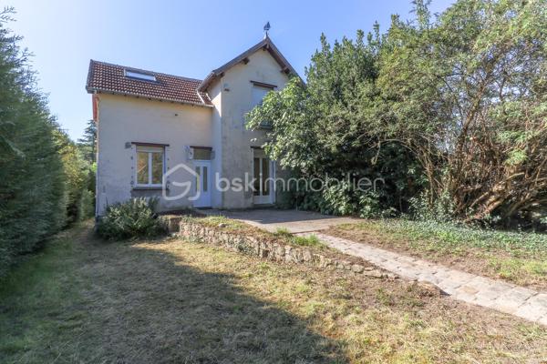 À Boutigny-sur-Essonne, dans un environnement agréable et à seulement 10 minutes à pied de la gare RER D et du centre-ville, découvrez cette maison familiale offrant de beaux volumes et de nombreux espaces annexes.

Au rez-de-chaussée, l’entrée vous mène vers une grande cuisine aménagée et équipée de 17 m², véritable pièce de vie conviviale.

Elle communique avec un séjour lumineux de 28 m², agrémenté d’une cheminée à foyer ouvert, apportant charme et convivialité à l’ensemble.

Une salle d’eau complète ce niveau.

À l’étage, le palier dessert trois chambres confortables de 13,4 m², 13,2 m² et 11,3 m². Cette dernière bénéficie également d’une penderie intégrée et d’une mezzanine permettant d’optimiser intelligemment l’espace.

La maison dispose également d’un sous-sol total, un véritable atout pour le rangement et les loisirs, comprenant notamment un espace atelier, une pièce de stockage et une cave.

Côté extérieur, vous profiterez d’un jardin offrant un bel espace pour les beaux jours ainsi que d’un garage d’environ 20 m².

Les + :
• Gare RER D et centre-ville accessibles à pied
• Sous-sol total
• Garage de 20 m²
• Fenêtres PVC double vitrage
• Volets roulants électriques
• Aspiration centralisée
• Chauffage électrique

Une maison fonctionnelle et familiale, idéale pour ceux qui recherchent de l’espace, des annexes et la proximité des commodités, tout en profitant du cadre de vie de Boutigny-sur-Essonne.

📞 Contactez-moi pour obtenir davantage d’informations et organiser une visite.