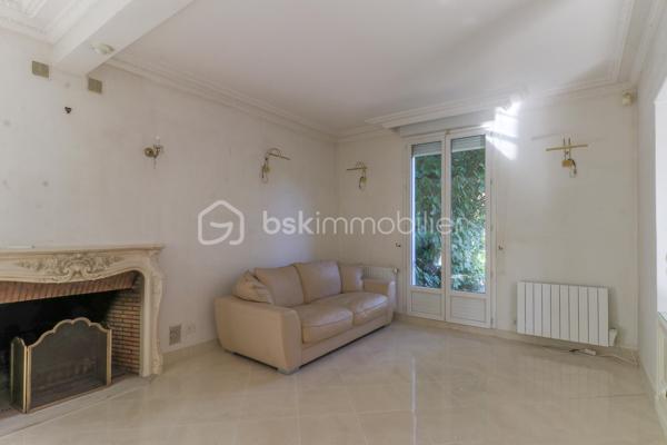 À Boutigny-sur-Essonne, dans un environnement agréable et à seulement 10 minutes à pied de la gare RER D et du centre-ville, découvrez cette maison familiale offrant de beaux volumes et de nombreux espaces annexes.

Au rez-de-chaussée, l’entrée vous mène vers une grande cuisine aménagée et équipée de 17 m², véritable pièce de vie conviviale.

Elle communique avec un séjour lumineux de 28 m², agrémenté d’une cheminée à foyer ouvert, apportant charme et convivialité à l’ensemble.

Une salle d’eau complète ce niveau.

À l’étage, le palier dessert trois chambres confortables de 13,4 m², 13,2 m² et 11,3 m². Cette dernière bénéficie également d’une penderie intégrée et d’une mezzanine permettant d’optimiser intelligemment l’espace.

La maison dispose également d’un sous-sol total, un véritable atout pour le rangement et les loisirs, comprenant notamment un espace atelier, une pièce de stockage et une cave.

Côté extérieur, vous profiterez d’un jardin offrant un bel espace pour les beaux jours ainsi que d’un garage d’environ 20 m².

Les + :
• Gare RER D et centre-ville accessibles à pied
• Sous-sol total
• Garage de 20 m²
• Fenêtres PVC double vitrage
• Volets roulants électriques
• Aspiration centralisée
• Chauffage électrique

Une maison fonctionnelle et familiale, idéale pour ceux qui recherchent de l’espace, des annexes et la proximité des commodités, tout en profitant du cadre de vie de Boutigny-sur-Essonne.

📞 Contactez-moi pour obtenir davantage d’informations et organiser une visite.
