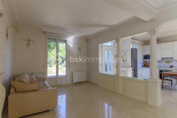 À Boutigny-sur-Essonne, dans un environnement agréable et à seulement 10 minutes à pied de la gare RER D et du centre-ville, découvrez cette maison familiale offrant de beaux volumes et de nombreux espaces annexes.

Au rez-de-chaussée, l’entrée vous mène vers une grande cuisine aménagée et équipée de 17 m², véritable pièce de vie conviviale.

Elle communique avec un séjour lumineux de 28 m², agrémenté d’une cheminée à foyer ouvert, apportant charme et convivialité à l’ensemble.

Une salle d’eau complète ce niveau.

À l’étage, le palier dessert trois chambres confortables de 13,4 m², 13,2 m² et 11,3 m². Cette dernière bénéficie également d’une penderie intégrée et d’une mezzanine permettant d’optimiser intelligemment l’espace.

La maison dispose également d’un sous-sol total, un véritable atout pour le rangement et les loisirs, comprenant notamment un espace atelier, une pièce de stockage et une cave.

Côté extérieur, vous profiterez d’un jardin offrant un bel espace pour les beaux jours ainsi que d’un garage d’environ 20 m².

Les + :
• Gare RER D et centre-ville accessibles à pied
• Sous-sol total
• Garage de 20 m²
• Fenêtres PVC double vitrage
• Volets roulants électriques
• Aspiration centralisée
• Chauffage électrique

Une maison fonctionnelle et familiale, idéale pour ceux qui recherchent de l’espace, des annexes et la proximité des commodités, tout en profitant du cadre de vie de Boutigny-sur-Essonne.

📞 Contactez-moi pour obtenir davantage d’informations et organiser une visite.